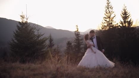 Recién-Casados.-Novio-Caucásico-Con-Novia-Bailando-En-La-Ladera-De-La-Montaña.-Pareja-De-Novios