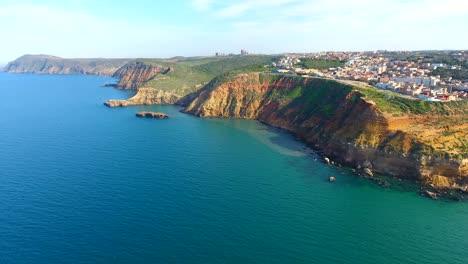 Luftaufnahme-Per-Drohne-Von-Einer-Klippe-Mit-Blick-Auf-Das-Meer-In-Ain-Témouchent,-Algerien