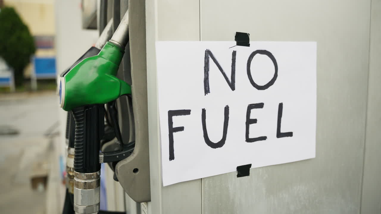 Cartello "No carburante" alla stazione di servizio a causa della crisi del settore petrolifero