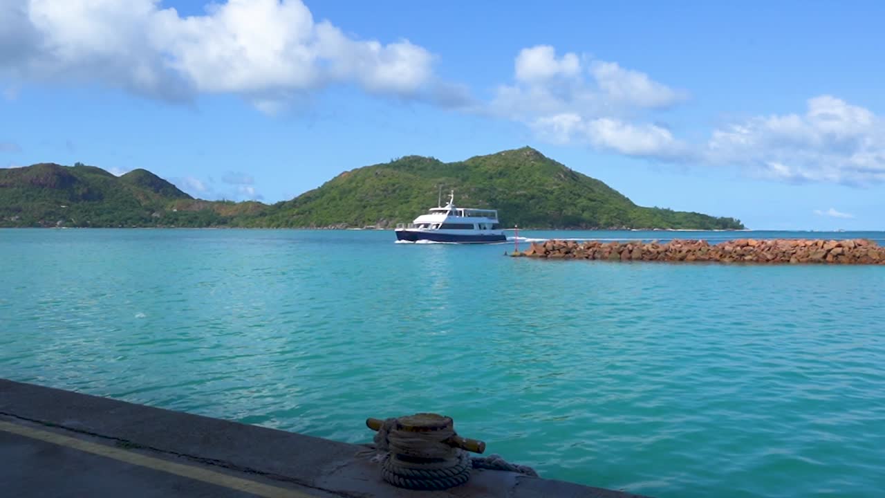 해안선을 배경으로 세이셸의 부두로 들어오는 인터 아일랜드 페리