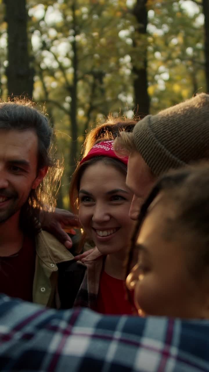 Gruppo di amici che ridono nel bosco