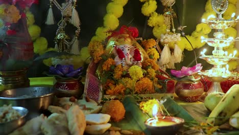 Santo-Dios-Hindú-Ganesha-Adoración-De-ídolos-Con-Ofrenda-Sagrada-Y-Decoración-En-Casa-En-Ganesh-Chaturthi