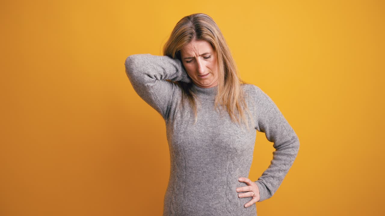 Donna che soffre di dolore e fastidio al collo