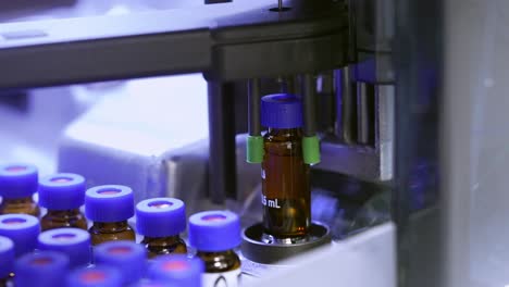 primer plano de líquido de inyección en la industria de envases cosméticos