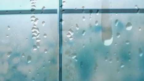 Animación-De-Gotas-De-Lluvia-Sobre-La-Ventana-Y-El-Cielo