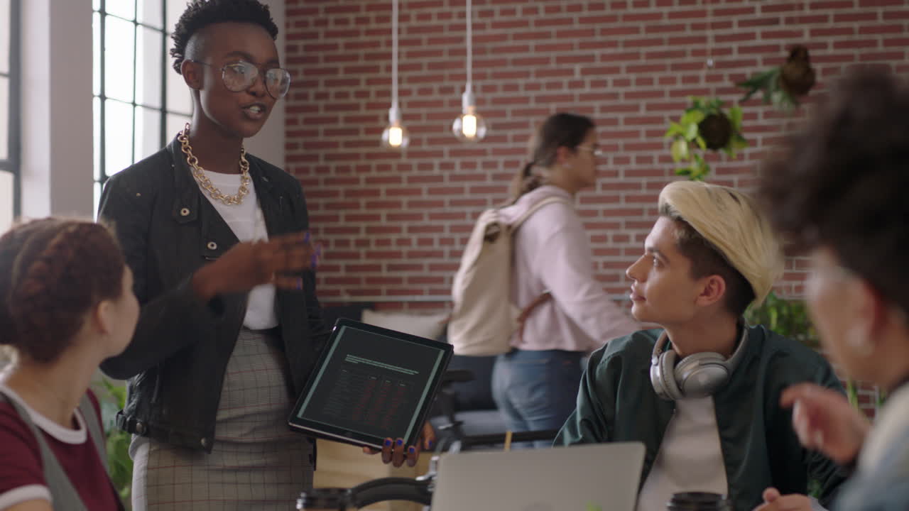 grupo creativo de estudiantes de negocios que se reúnen líder de equipo afroamericano mujer que usa computadora tableta digital compartiendo ideas discutiendo proyectos en diversas oficinas de moda