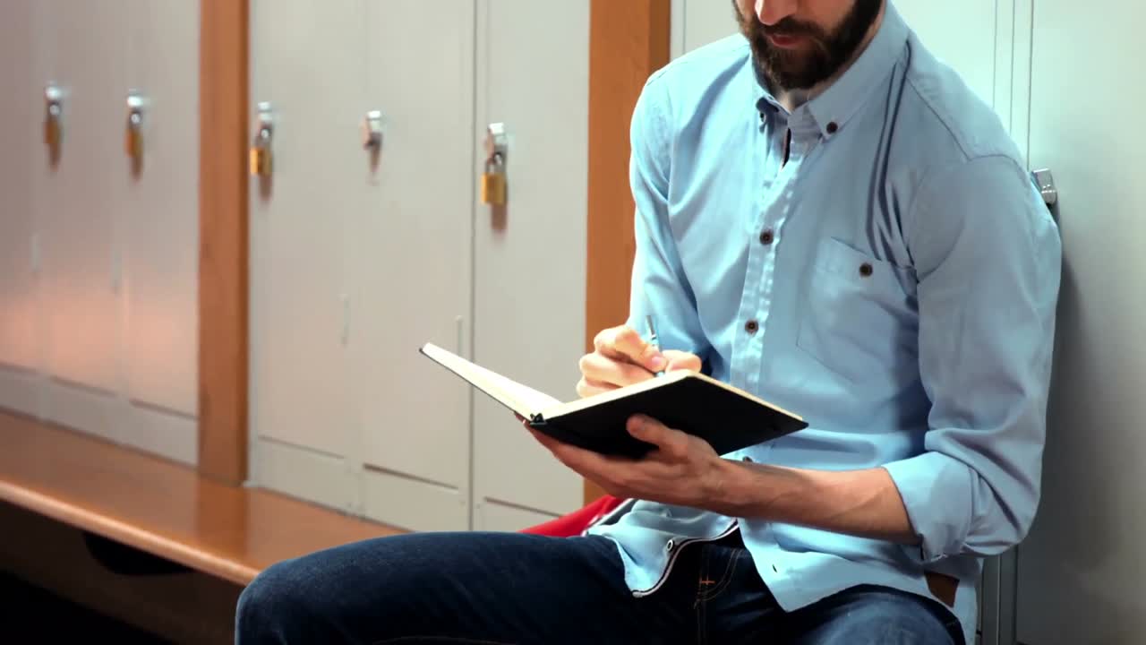 estudiante de trabajo duro escribiendo algunas notas