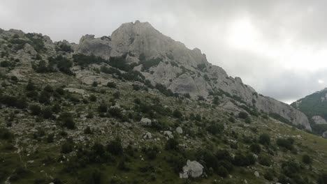 Vuelo-Aéreo:-Volando-Más-Cerca-De-Las-Montañas-Del-Parque-Nacional-Velebit-De-Croacia-En-Una-Mañana-Nublada