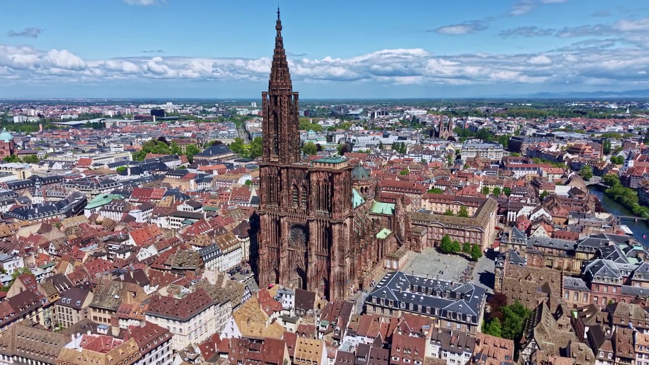 Ripresa aerea con drone in orbita attorno alla Cattedrale di Notre Dame di Strasburgo sopra il centro storico della città.