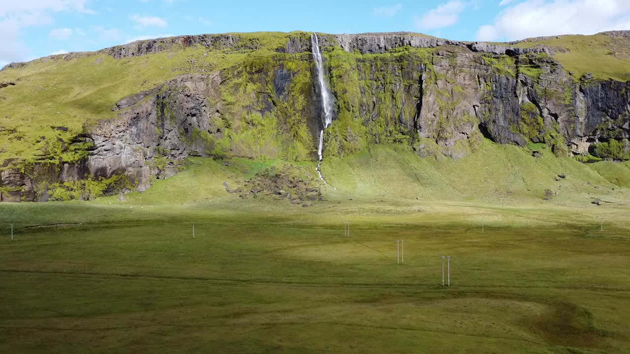 imágenes aéreas de drones: cascada en la carretera entre vík y höfn, islandia
