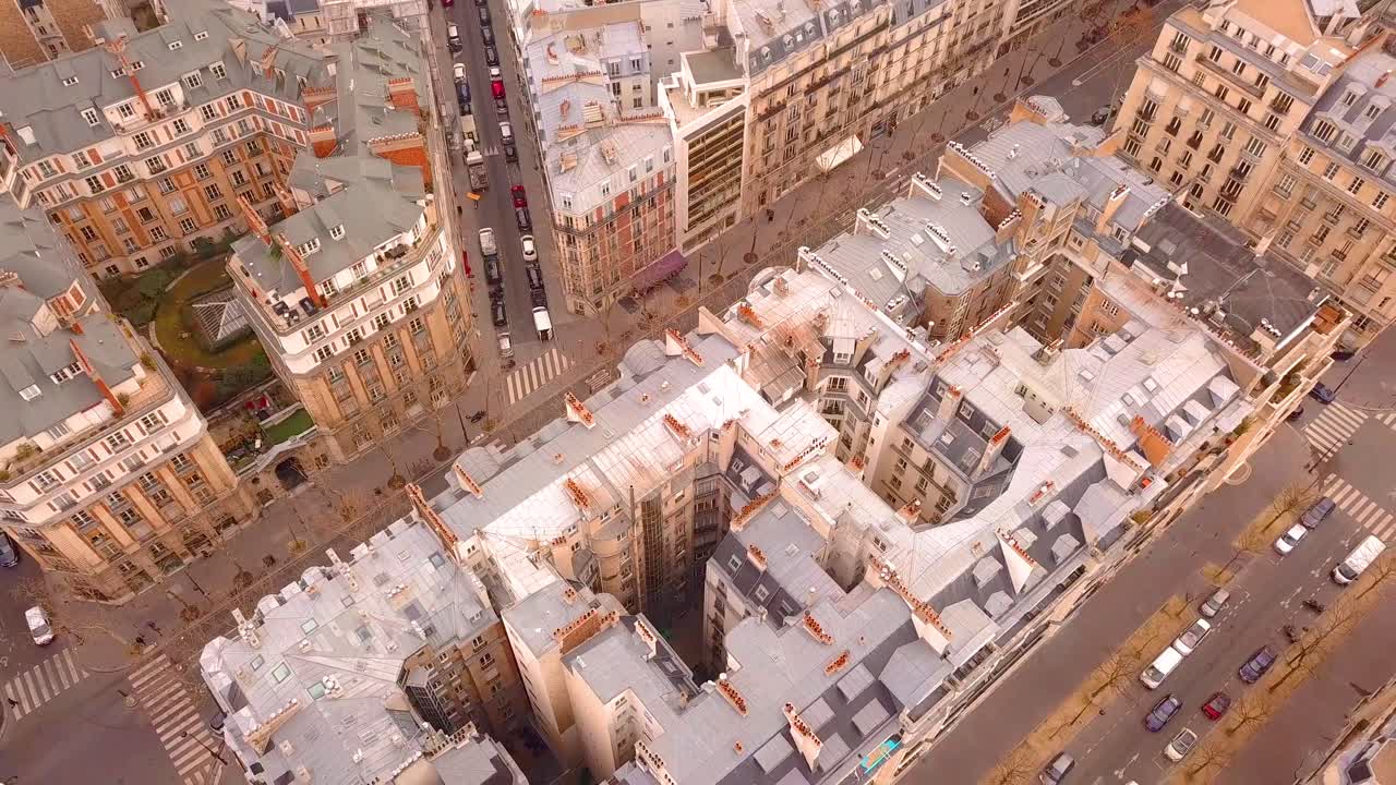 Volando sopra edifici e strade di Parigi a volo d'uccello
