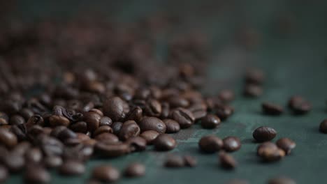 dolly a la izquierda de los granos de café que se encuentran en el fondo verde oscuro