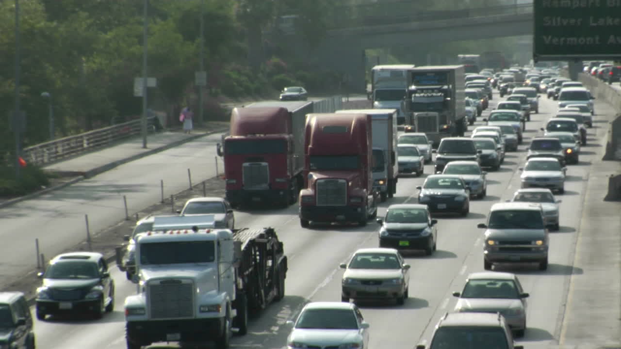 교통은 로스앤젤레스 14의 바쁜 고속도로를 따라 천천히 움직입니다.