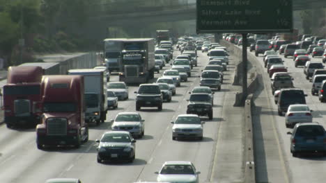 Verkehr-Bewegt-Sich-Langsam-Entlang-Einer-Stark-Befahrenen-Autobahn-In-Los-Angeles-14