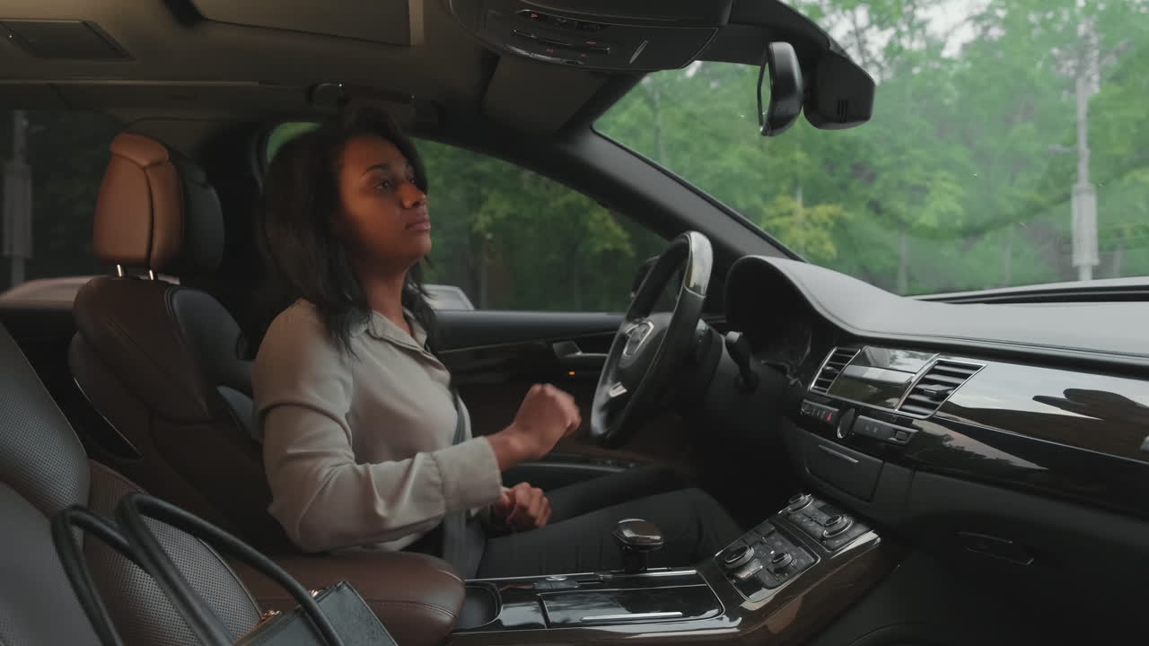 mujer de negocios ajustando el espejo retrovisor