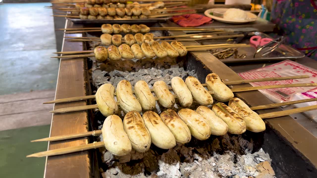 plátanos a la parrilla en salchichas