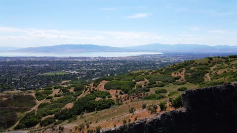 vista de un área urbana en expansión en un amplio valle que luego desciende para revelar la ubicación de un cañón escarpado con acantilados cortantes