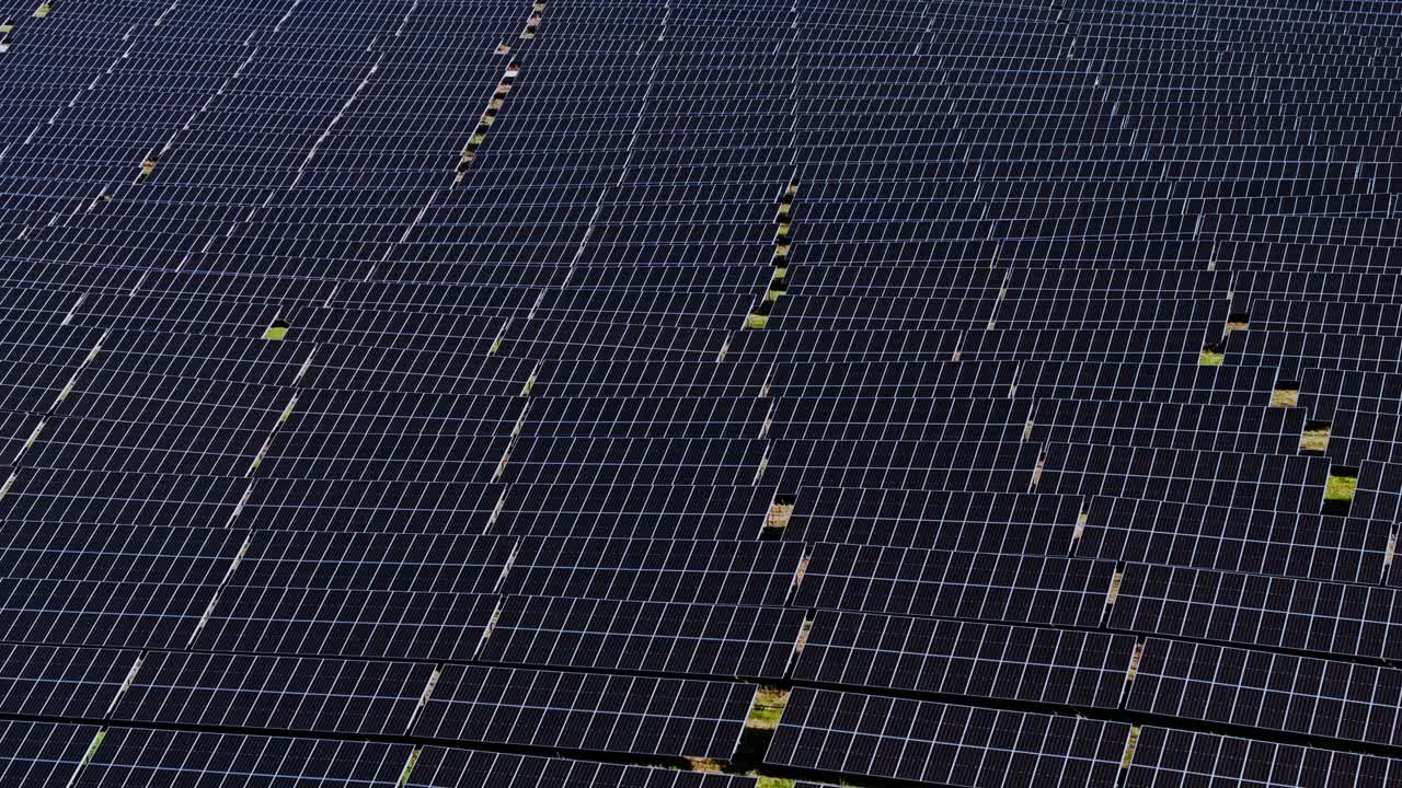 Campo di energia sostenibile ripreso in dettaglio con movimento aereo all'indietro