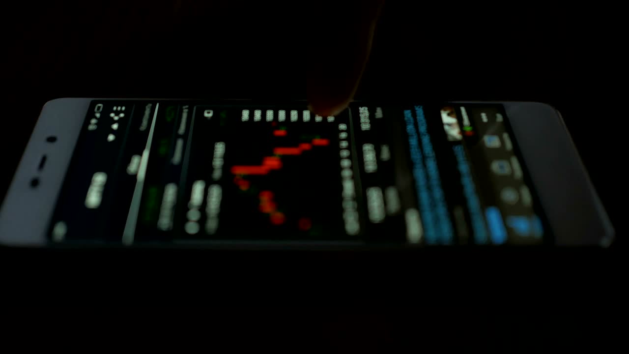 hombre de negocios leyendo noticias financieras. mercado de valores, comercio en línea, comerciante trabajando con teléfono inteligente en el piso de negociación del mercado de valores. hombre tocando la pantalla, navegar por los datos del mercado de divisas, gráfico. forex.