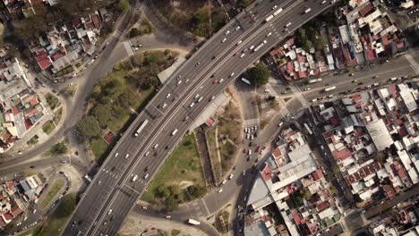 Zeitraffer-Von-Autos,-Die-Auf-Der-Autobahn-25-De-Mayo-Und-Dem-Großen-Kreisverkehr-Fahren,-Plaza-De-Los-Virreyes-In-Buenos-Aires