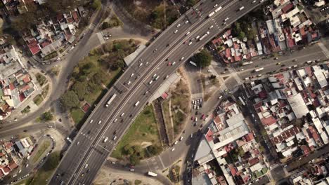 timelapse de autos circulando por la carretera 25 de mayo y gran rotonda, plaza de los virreyes en buenos aires