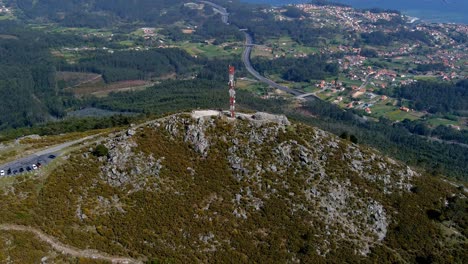 vista aérea del mástil de telecomunicaciones en la ladera rocosa en miradoiro da curota