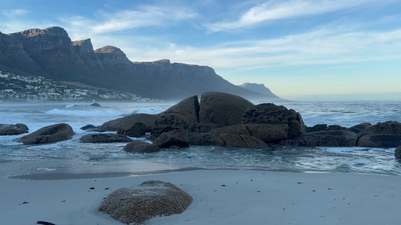 Una vista panoramica di Maidens Cove, Camps Bay con la Table Mountain e la catena montuosa dei Dodici Apostoli sullo sfondo. Camps Bay, Città del Capo, Sudafrica.