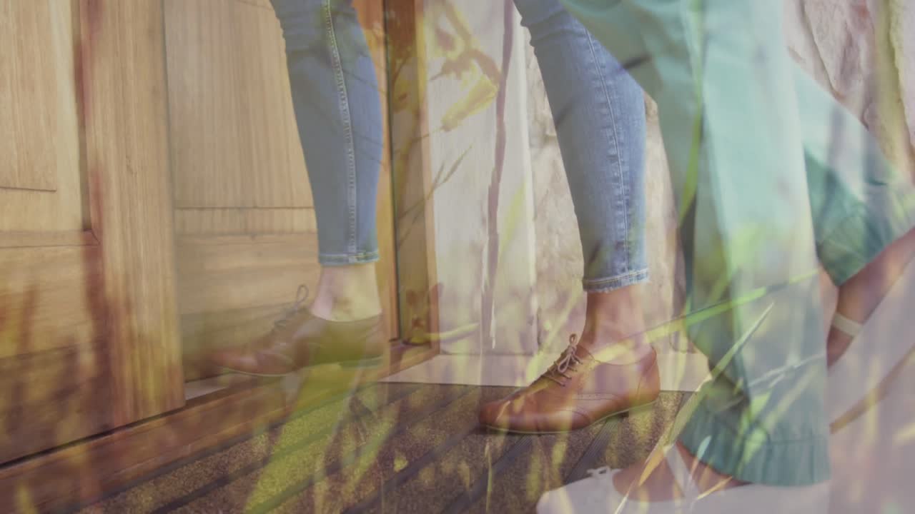 백인 여성과 그녀의 딸이 문을 열고 있는 중간 부분을 가로질러 움직이는 풀의 애니메이션