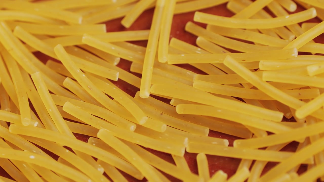 Primer plano de pasta de macarrones seca y cruda