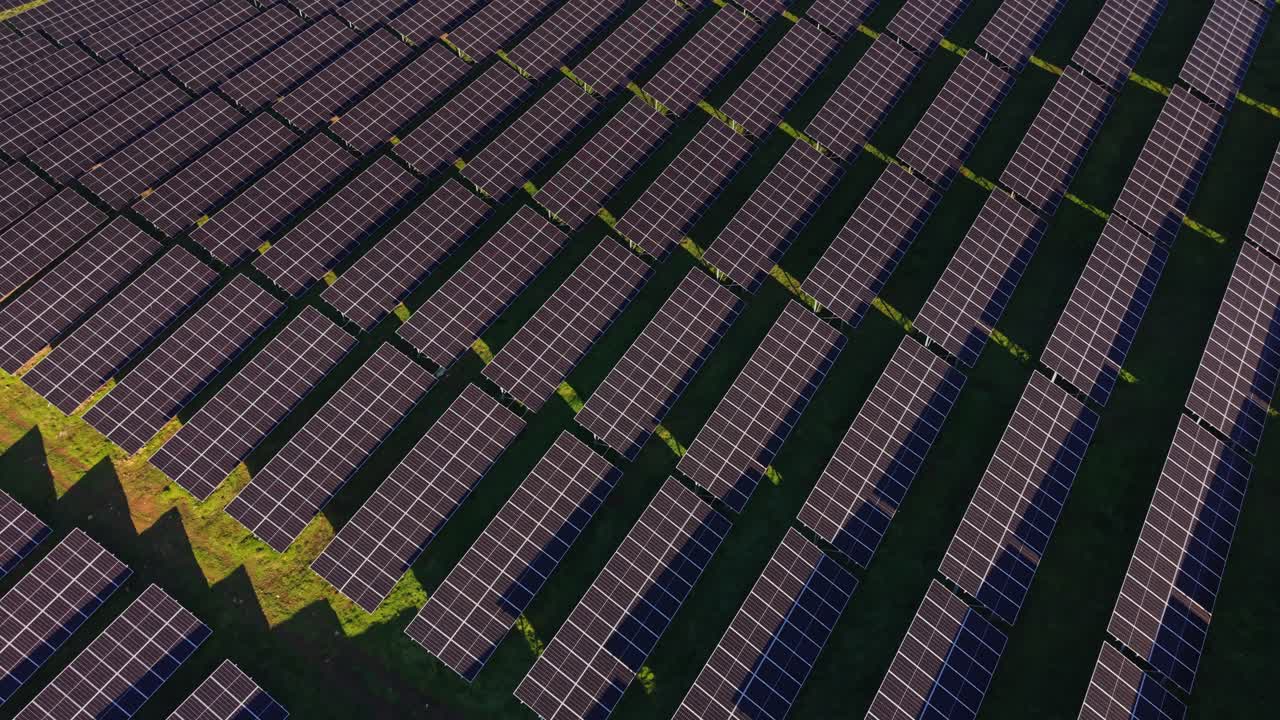 Ampia veduta di pannelli solari in una vasta area di installazione durante il giorno