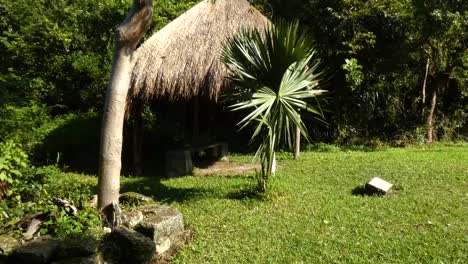 Pequeña-Cabaña-Junto-Al-Arco-De-San-Gervasio,-Sitio-Arqueológico-Maya,-Cozumel,-México