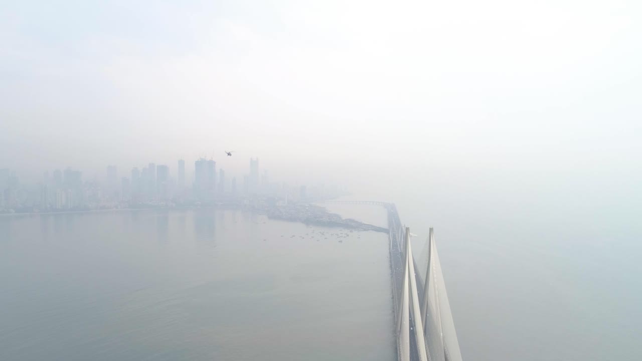 슬로우 모션으로 공중에서 본 bandra worli sea link에서 드론이 촬영되었습니다.