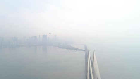 un disparo de un dron en el enlace marítimo de bandra worli visto desde una vista aérea en cámara lenta