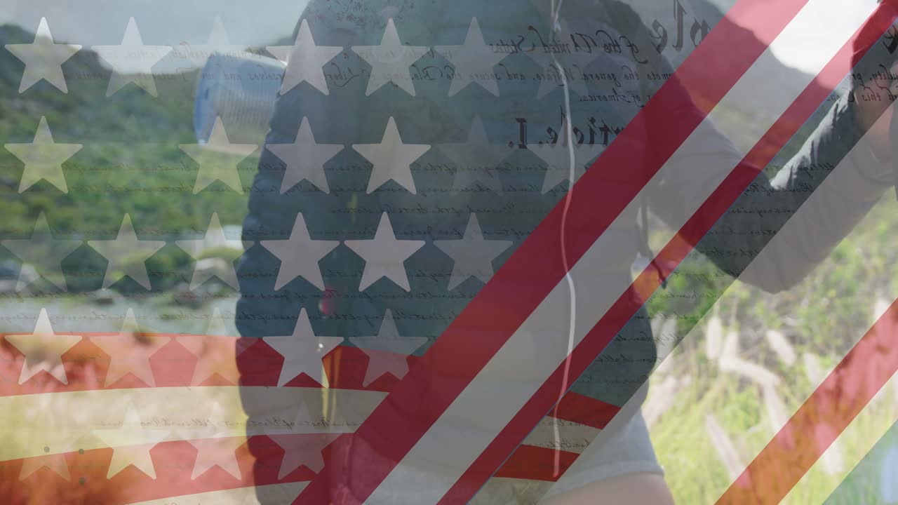 산에서 하이킹하는 두 인종의 여성 위의 미국  ⁇ 발의 애니메이션