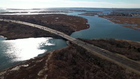 una vista aérea de una carretera en long island, nueva york, en un día soleado