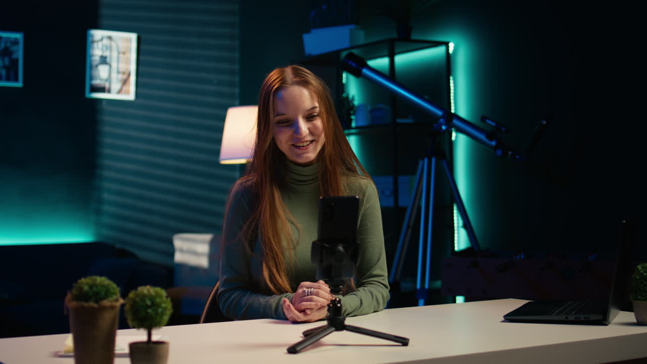 Influencer che registra video rivolti alla generazione Z usando la telecamera selfie del telefono