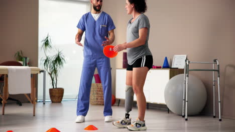 fisioterapeuta trabajando con un paciente con una pierna protésica.