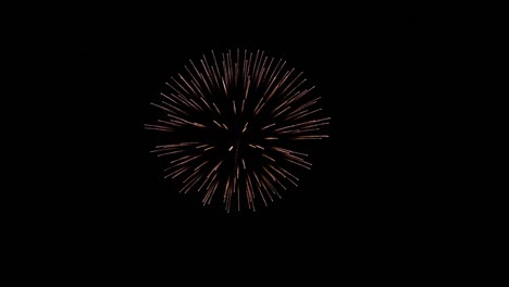 Weitwinkelaufnahme-In-Zeitlupe-Eines-Feuerwerks,-Das-Nachts-Während-Der-Festivalfeier-Explodiert