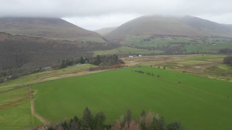 La-Llanura-Verde-Se-Encuentra-Con-El-Paisaje-Montañoso-Cerca-Del-Círculo-De-Piedra-De-Castlerigg-En-El-Parque-Nacional-Del-Distrito-De-Los-Lagos,-Al-Noroeste-De-Inglaterra