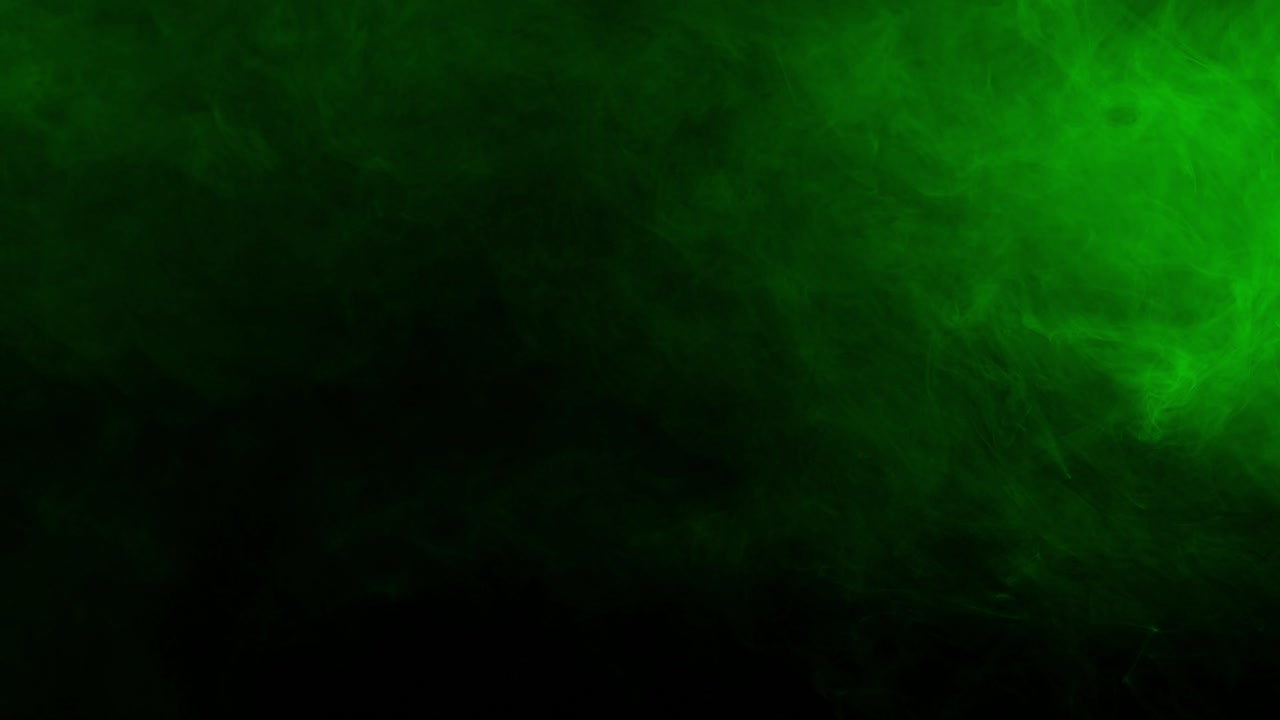 Subtil og blød grøn tåge eller røg driver langsomt hen over en mørk skærm. Atmosfærisk overlay til at skabe en stemningsfuld, mystisk eller uhyggelig atmosfære. Til gyser og fantasy
