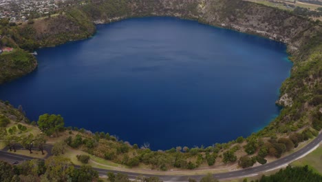 Vista-Aérea-Por-Drones-Del-Lago-Azul-Warwar,-Monte-Gambier,-Australia-Del-Sur