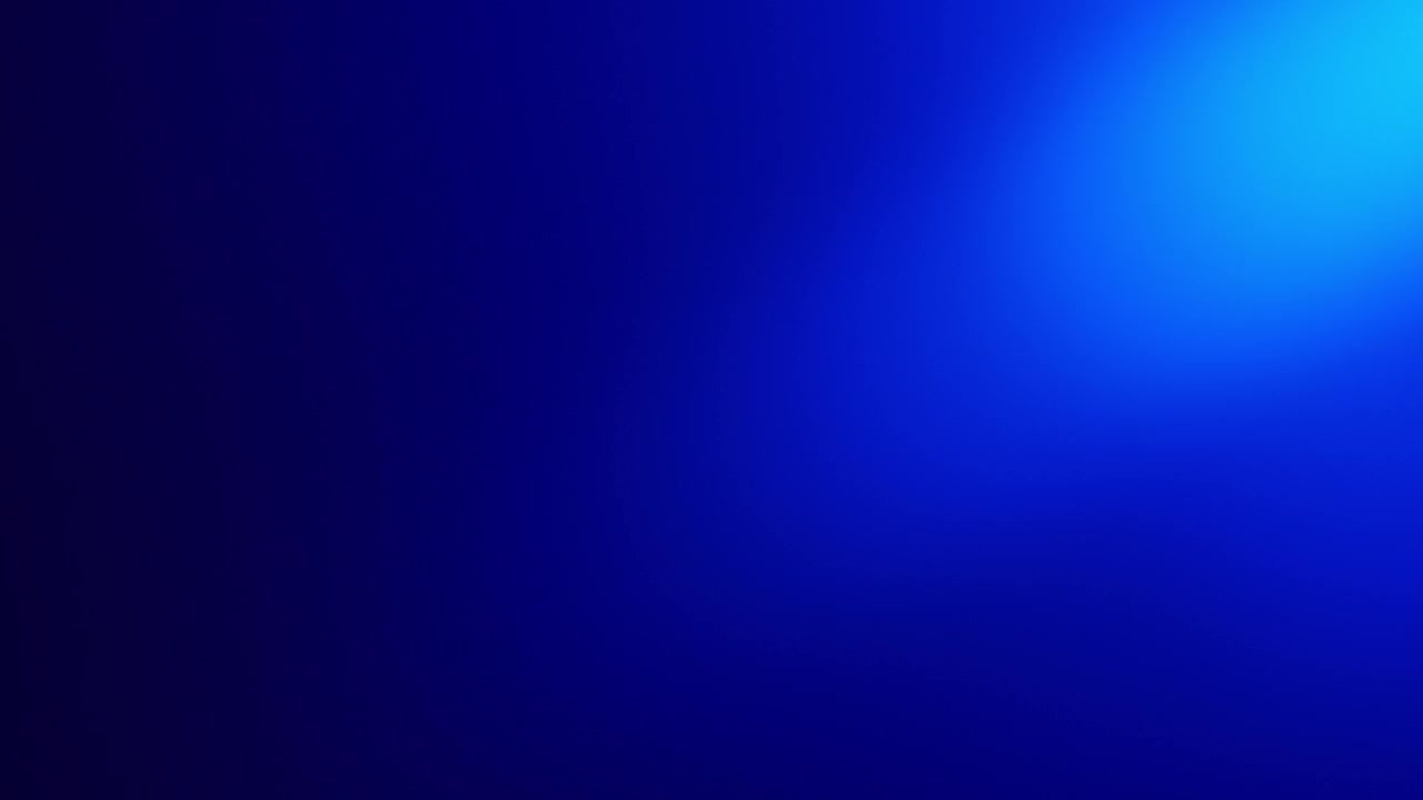 Effetto astratto di luci della polizia rosse e blu che si muovono su uno sfondo nero, creando un’immagine luminosa e intensa.