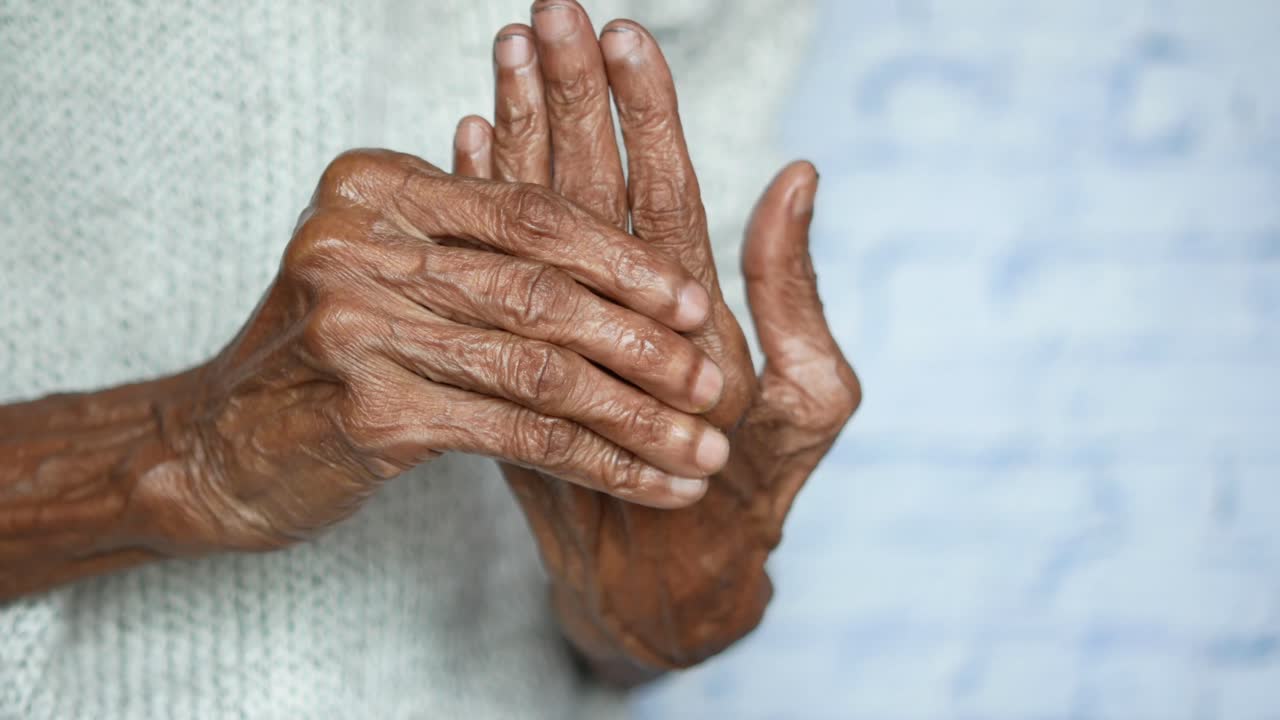 Mani anziane con potenziale artrite