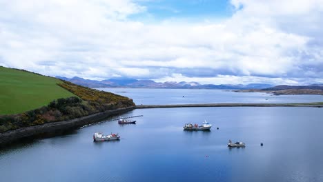 Eine-4K-Drohne,-Die-Einen-Weiten-Schuss-Von-Links-Vom-Hafen-Von-Ardgroom-In-Cork,-Irland-Macht