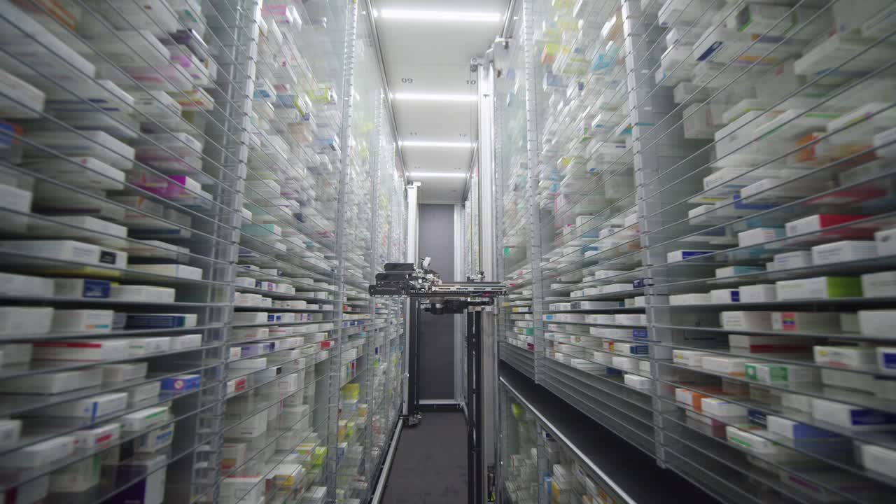 almacén vertical automático, movimiento increíble a lo largo del almacenamiento moderno y uniforme de la biblioteca de medicina.
