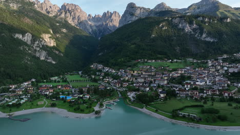 Hermoso-Municipio-De-Molveno-En-Los-Dolomitas-De-Italia,-Vista-De-Drones-En-ángulo-Alto