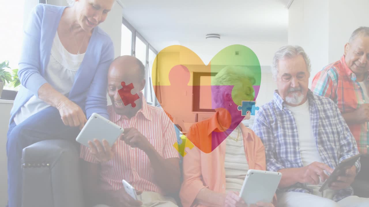 animación de coloridas piezas de rompecabezas corazón latiendo sobre amigos mayores usando dispositivos electrónicos
