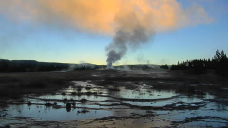 Ein-Geysir-Schickt-Im-Yellowstone-Nationalpark-Dampf-In-Den-Himmel