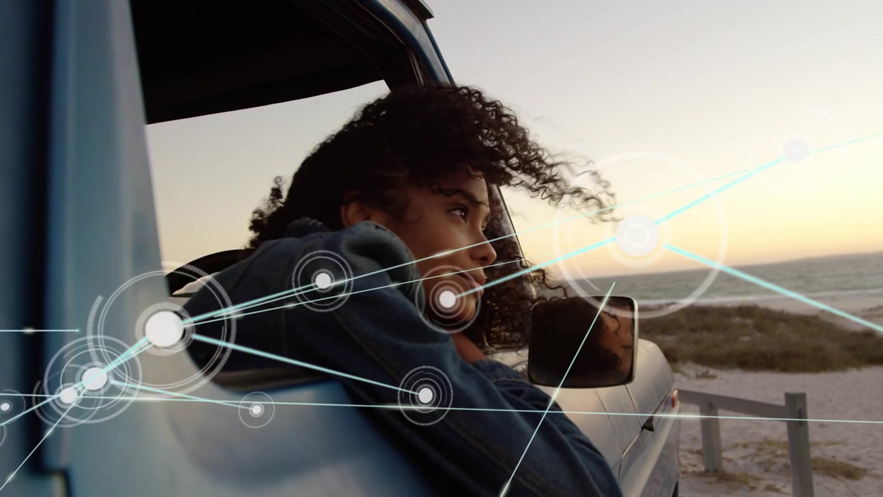 Donna che si sporge dal finestrino dell'auto guardando il sole, con una sovrapposizione tecnologica che inizia dal secondo fotogramma, oscurando parzialmente la vista.