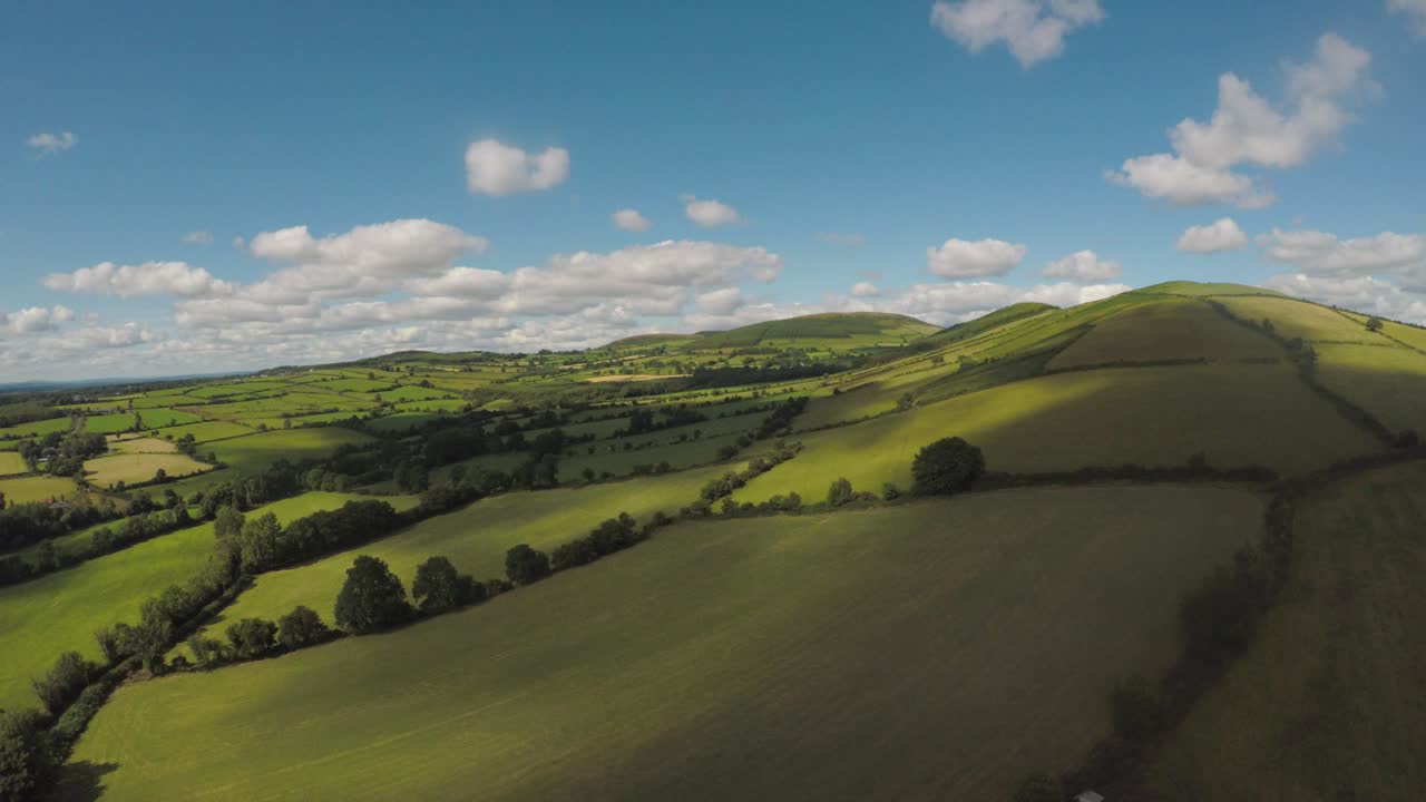 Scendendo lentamente sopra i bellissimi campi verdi ondulati dell'Irlanda.